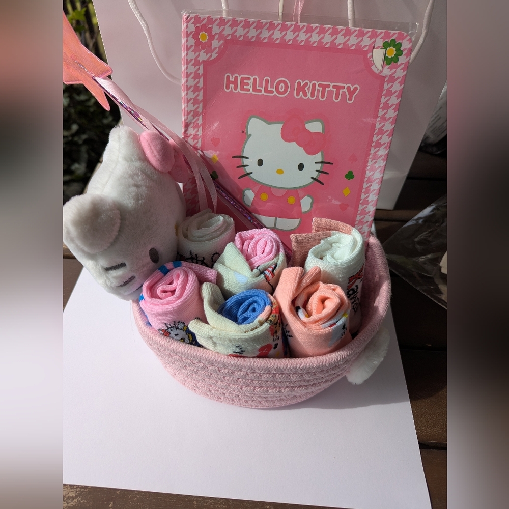 NWoT 🩷🌞 SANRIO 🎀 HELLO KITTY 🌞🩷 GIFT BASKET 🧁 so sweet! $60 R!